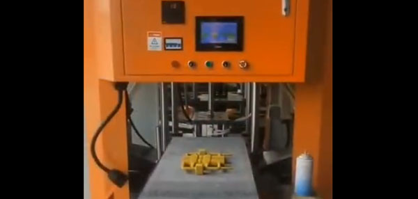 帶罩自動(dòng)射芯機(jī)